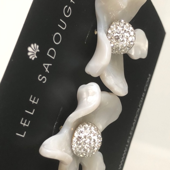 New Lele Sadoughi Crystal Lily Button Earr… - Picture 8 of 10